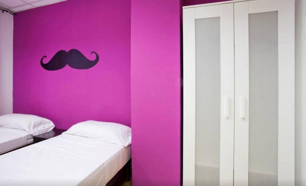 Holidaysbcn Hostel บาร์เซโลนา ภายนอก รูปภาพ